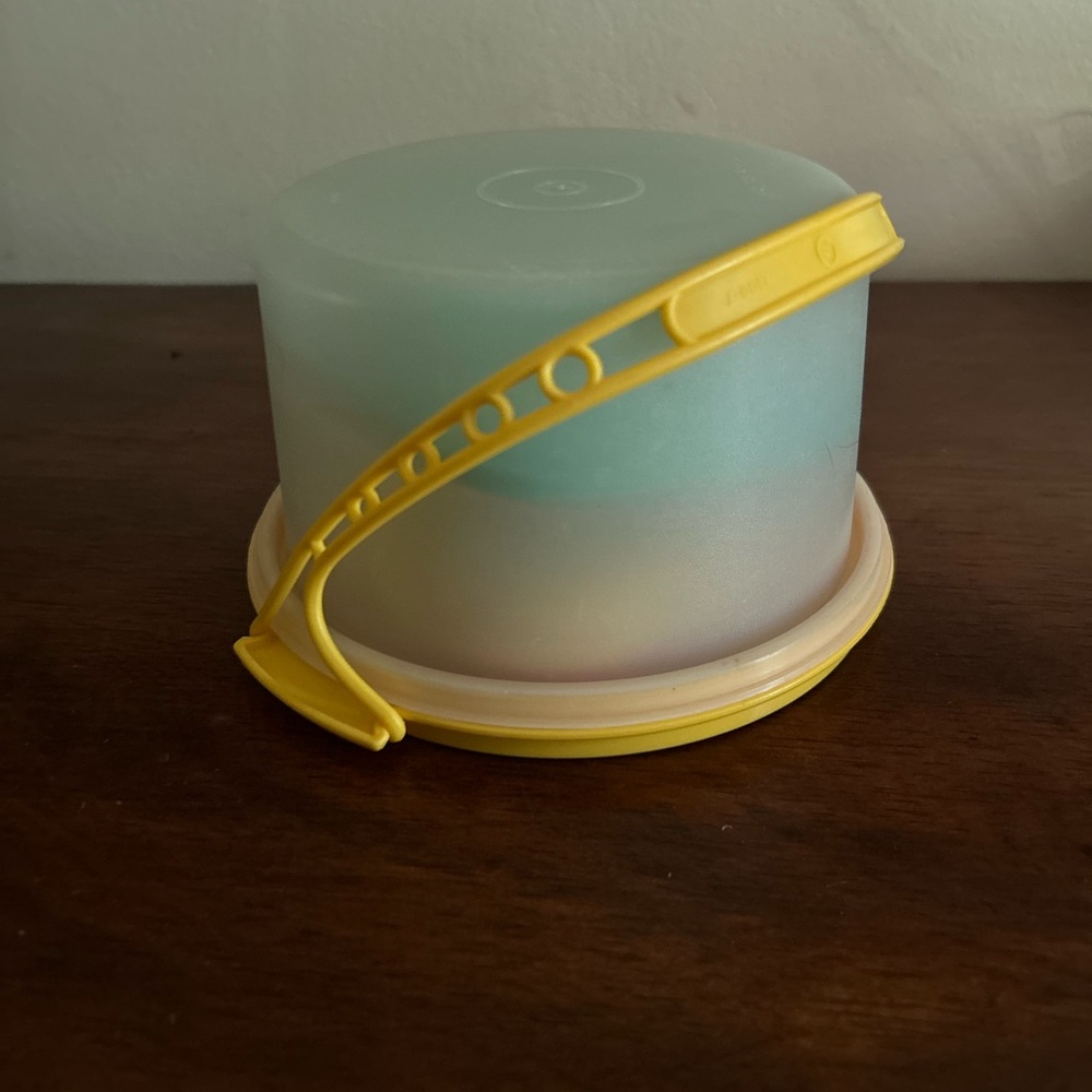 Vintage Tupperware mini cake holder with four plates